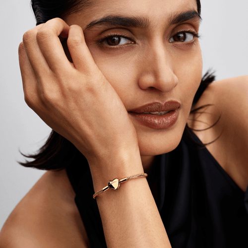 Brazalete de Cadena de Serpiente Facetado con Broche de Corazón Dorado