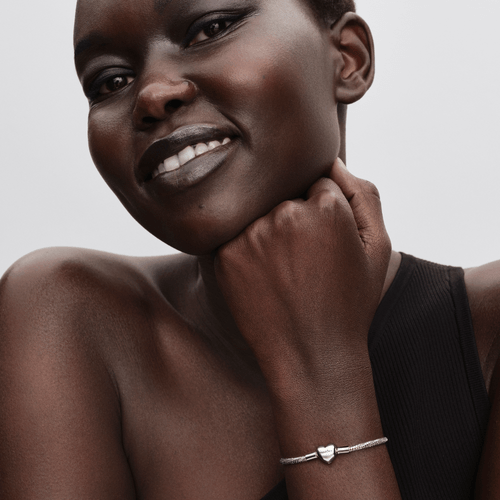 Brazalete de Cadena de Serpiente Facetado con Broche de Corazón Plateado